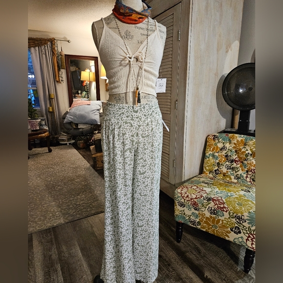 ONeill Womens Johnny Bridgette Ditsy Beach Pant ⛱️ Color is Aloe Size is Small!! - Picture 3 of 13